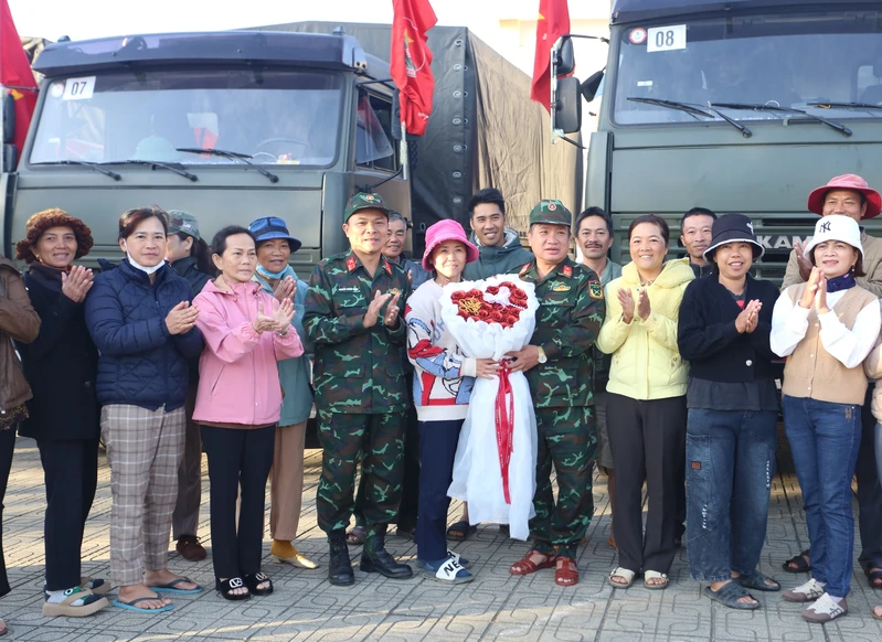 Người dân vùng lũ Lâm Đồng xúc động chia tay cán bộ, chiến sĩ LLVT Quân khu 7
