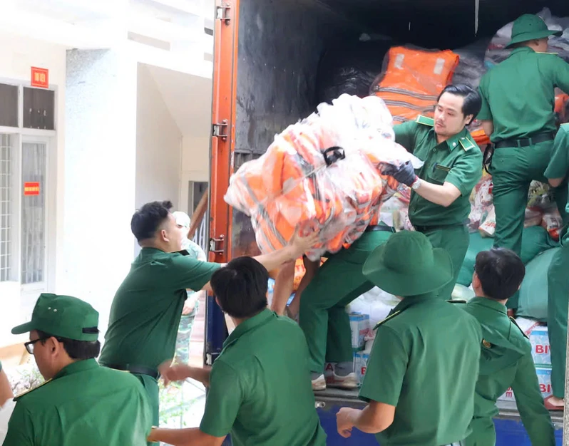 Lực lượng Thanh niên xung phong TP. Hồ Chí Minh hỗ trợ người dân tỉnh Khánh Hòa