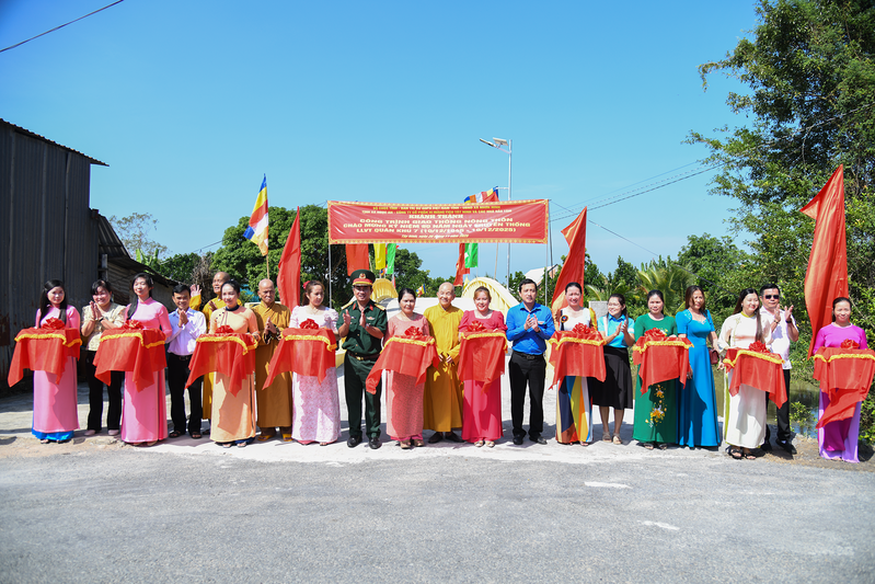 Khánh thành công trình giao thông nông thôn chào mừng 80 năm Ngày truyền thống LLVT Quân khu 7