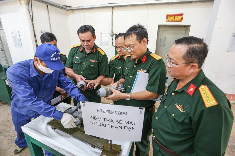 Cục Hậu cần - Kỹ thuật Quân khu nghiệm thu sản phẩm động viên công nghiệp đạn cối 82mm-ST