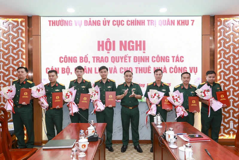 Cục Chính trị Quân khu 7 trao quyết định công tác cán bộ, quân lực và cho thuê nhà công vụ
