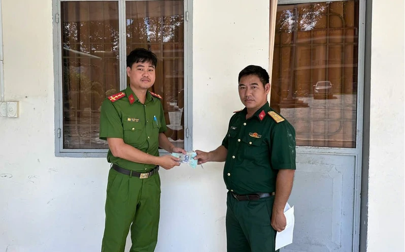 Quân nhân nhặt được của rơi trả người đánh mất