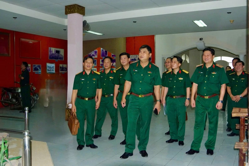 Thiếu tướng Lê Xuân Thế kiểm tra, nắm tình hình tại các đơn vị