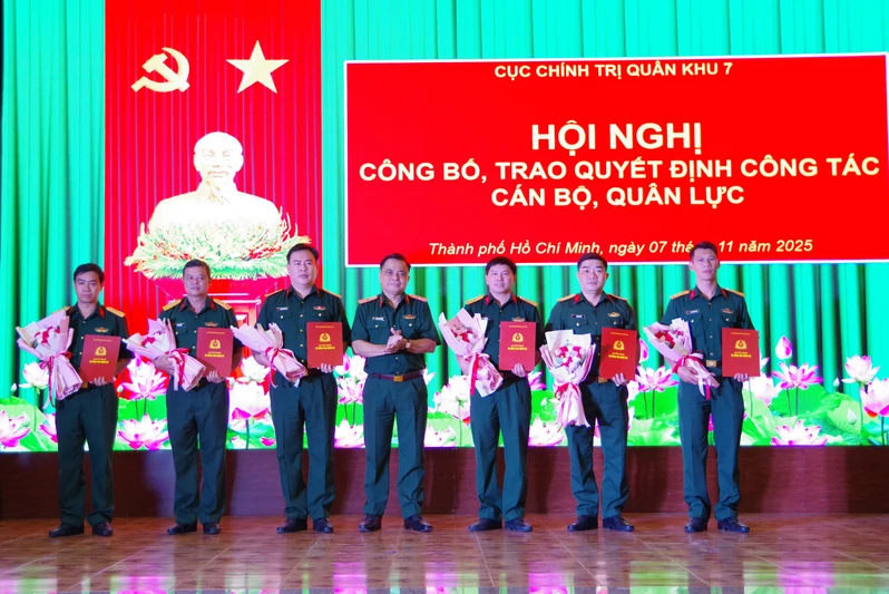 Cục Chính trị Quân khu 7 công bố, trao quyết định công tác cán bộ