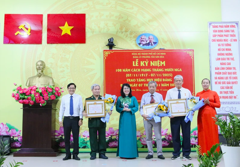 Phường Tân Sơn Hòa tổ chức Lễ kỷ niệm 108 năm Cách mạng Tháng Mười Nga và trao tặng Huy hiệu Đảng
