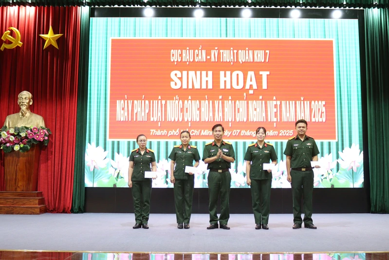 Cục Hậu cần - Kỹ thuật Quân khu: Sôi nổi tuyên truyền “Ngày pháp luật Việt Nam” 
