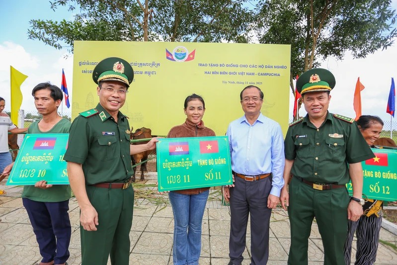 Bộ Quốc phòng Việt Nam trao tặng bò cho Nhân dân Việt Nam và Campuchia