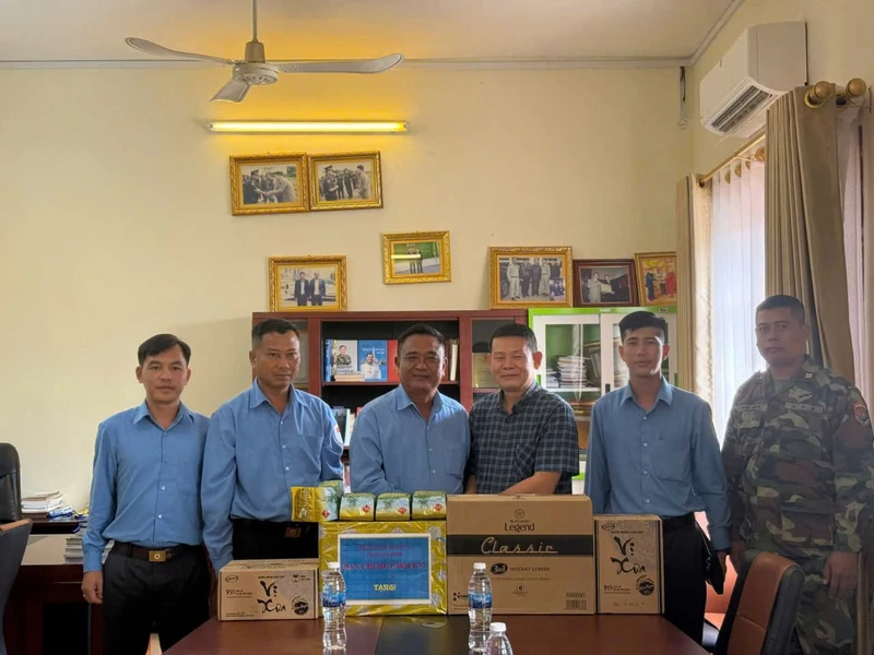 Đội K73 thăm, tặng quà Tiểu khu Quân sự tỉnh Battambang, Vương quốc Campuchia