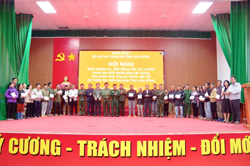 Bộ CHQS tỉnh Lâm Đồng triển khai lực lượng hỗ trợ sửa nhà cho người dân xã D’ran