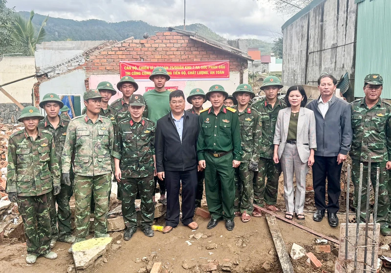 Lãnh đạo xã D’ran thăm, động viên Lữ đoàn 25 và Công ty Đông Hải xây nhà giúp dân 