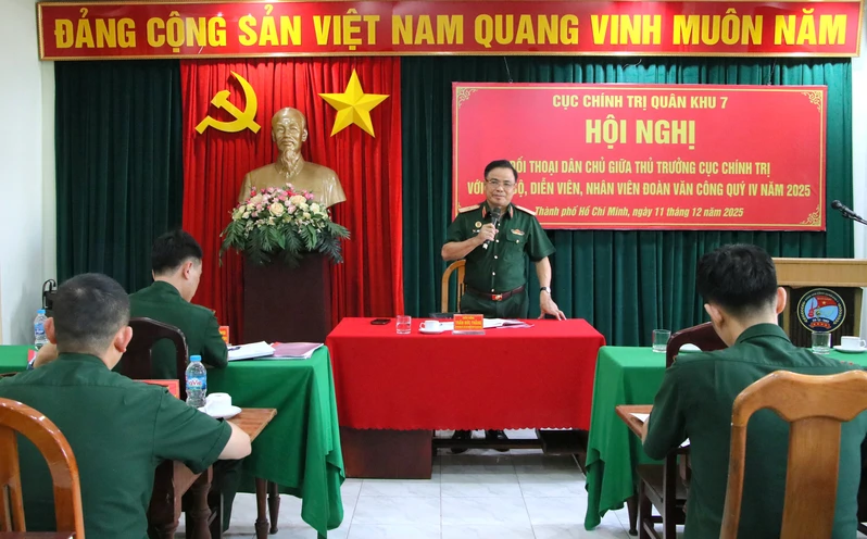 Thiếu tướng Trần Đức Thắng đối thoại dân chủ tại Đoàn Văn công Quân khu 7