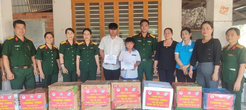 Trung đoàn 5, Sư đoàn 5 thăm, tặng quà trẻ mồ côi do dịch Covid- 19