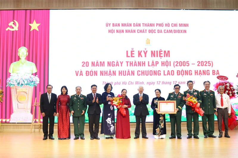 Hội Nạn nhân chất độc da cam/dioxin Thành phố Hồ Chí Minh đón nhận Huân chương Lao động hạng Ba 
