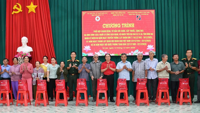 Bệnh viện Quân y 7B khám bệnh, cấp thuốc, tặng quà gia đình chính sách xã Tà Lài, tỉnh Đồng Nai
