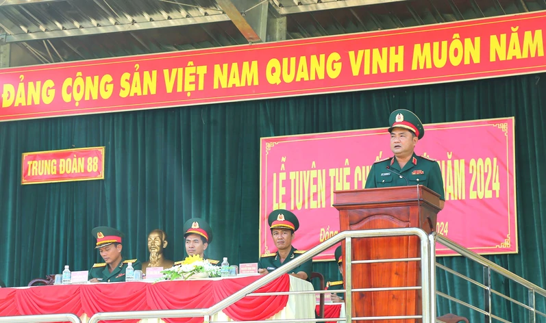 Tư lệnh Quân khu 7 gửi Thư khen cán bộ, chiến sĩ Sư đoàn 302 nhân kỷ niệm 48 năm Ngày truyền thống 
