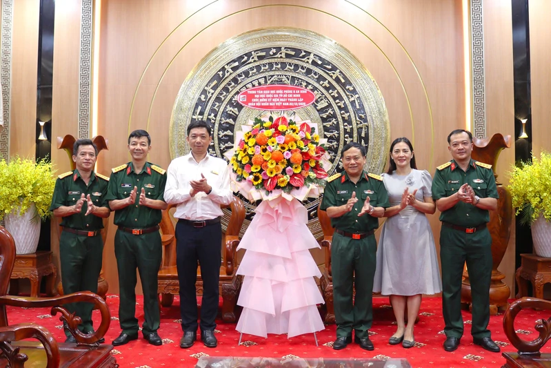 Trung tâm Giáo dục Quốc phòng và An ninh chúc mừng Cục Chính trị Quân khu 7 nhân Ngày thành lập Quân đội nhân dân Việt Nam