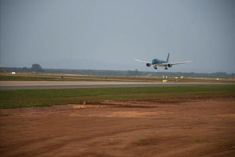 Máy bay Boeing 787 đầu tiên hạ cánh xuống sân bay Long Thành: Dấu mốc quan trọng trong hoàn thiện hạ tầng hàng không chiến lược