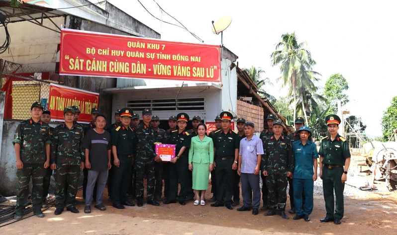Bộ Chỉ huy Quân sự tỉnh Đồng Nai thăm, động viên bộ đội xây dựng nhà giúp dân