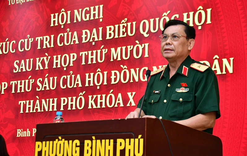 Thiếu tướng Đặng Văn Lẫm, Phó Tư lệnh Quân khu 7 tiếp xúc cử tri sau kỳ họp thứ mười Quốc hội khóa XV