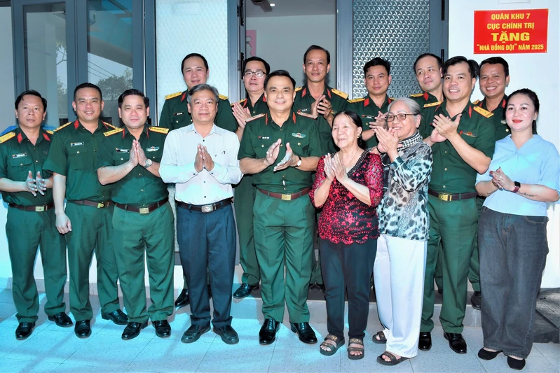 Cục Chính trị Quân khu 7 bàn giao “Nhà đồng đội”