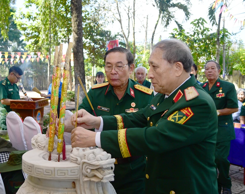 	Ban Liên lạc truyền thống Quân y Miền (B2) dâng hương tri ân các anh hùng, liệt sĩ