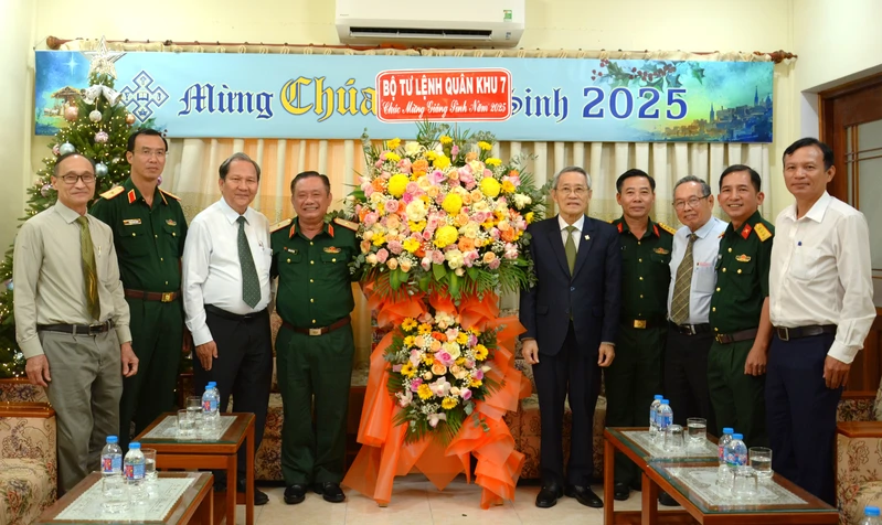 Bộ Tư lệnh Quân khu 7 thăm, chúc mừng Hội thánh Tin lành Việt Nam (miền Nam) nhân dịp Giáng sinh