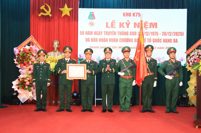 Kho K75 kỷ niệm 50 Ngày truyền thống và đón nhận Huân chương bảo vệ Tổ quốc hạng Ba