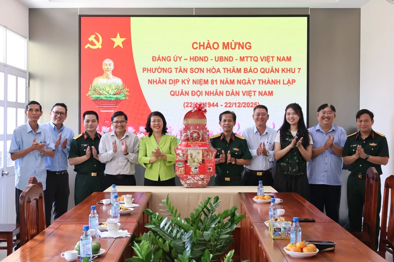 Phường Tân Sơn Hòa thăm, chúc mừng Báo Quân khu 7 nhân kỷ niệm 81 năm Ngày thành lập Quân đội nhân dân Việt Nam
