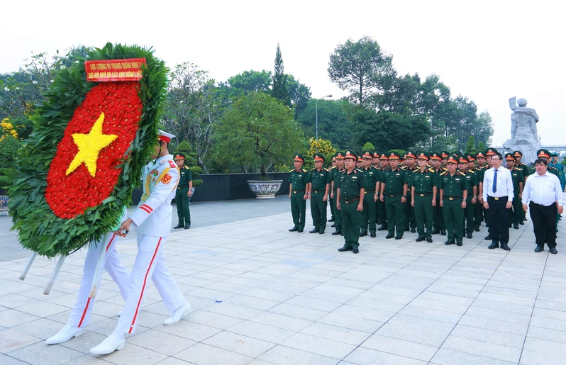 Đảng ủy, Bộ Tư lệnh Quân khu 7 viếng Nghĩa trang liệt sĩ Thành phố Hồ Chí Minh