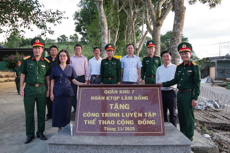 Đoàn Kinh tế - Quốc phòng Lâm Đồng trao tặng các công trình nghĩa tình Quân - Dân năm 2025 