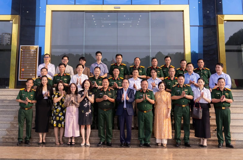 Lãnh đạo Tập đoàn CT Group đến thăm Bộ Tư lệnh Quân khu 7