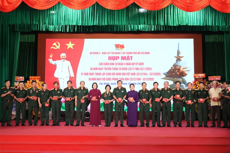 Họp mặt cựu chiến binh Sư đoàn 5 nhân kỷ niệm Ngày thành lập Quân đội nhân dân Việt Nam và Ngày truyền thống Sư đoàn