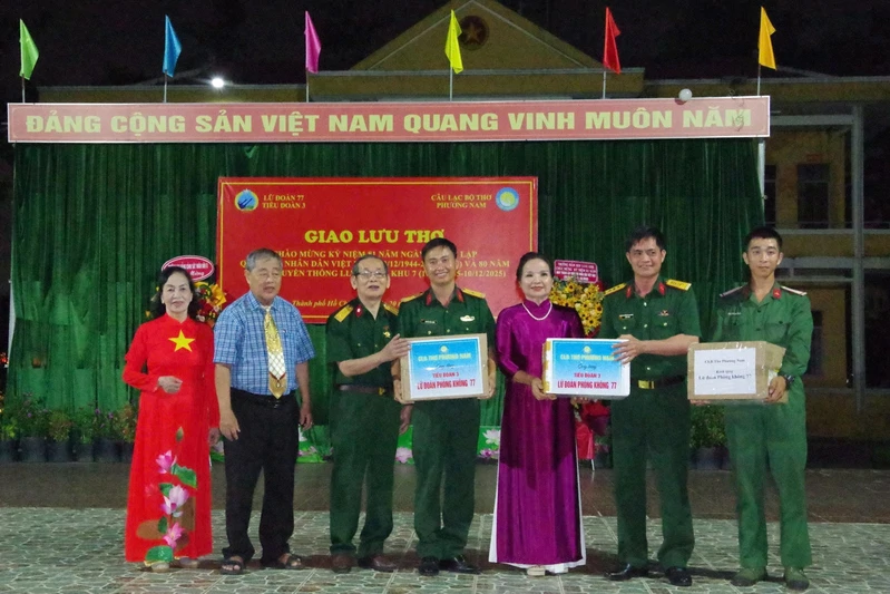 Lữ đoàn 77 giao lưu thơ với Câu lạc bộ Thơ Phương Nam