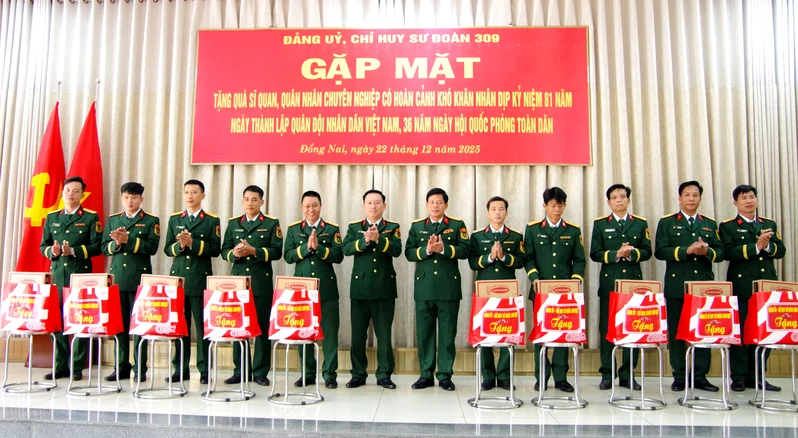 Sư đoàn 309 gặp mặt, tặng quà quân nhân có hoàn cảnh khó khăn