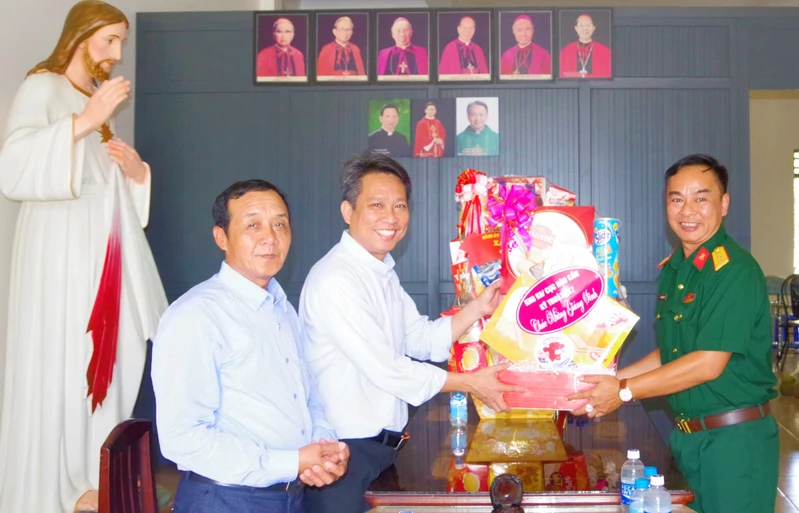 Kho K6, Cục Hậu cần – Kỹ thuật Quân khu 7 chúc mừng các Giáo xứ nhân dịp Lễ Giáng sinh