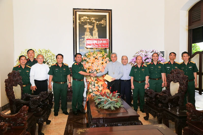 Bộ Tư lệnh Quân khu 7 chúc mừng Giáng sinh Tòa Tổng Giám mục Thành phố Hồ Chí Minh