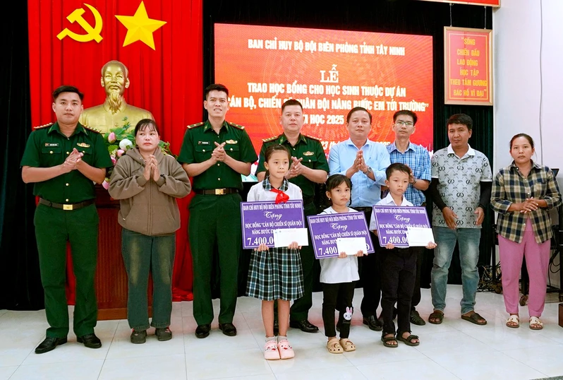 Trao học bổng “Cán bộ, chiến sĩ Quân đội nâng bước em tới trường” 