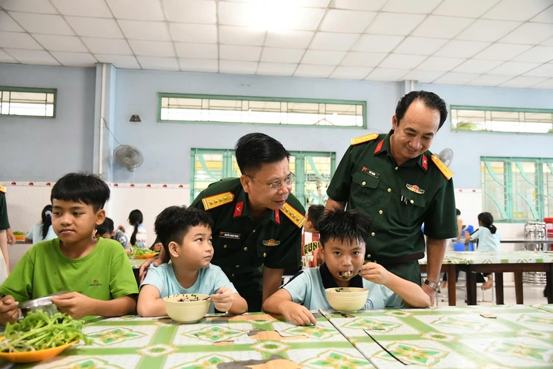 Bộ CHQS tỉnh Tây Ninh tổ chức nấu ăn cho trẻ em mồ côi, có hoàn cảnh khó khăn