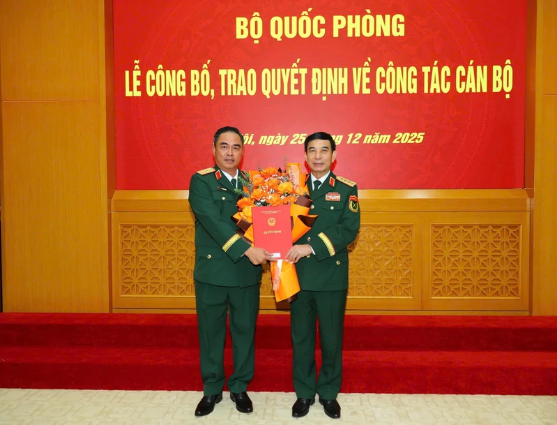 Đại tá Lê Xuân Bình và Đại tá Nguyễn Thành Trung được thăng quân hàm Thiếu tướng