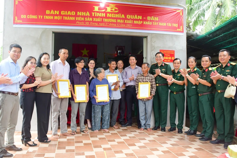 Công ty Tây Nam trao tặng nhà tình nghĩa, nhà tình thương tại tỉnh Vĩnh Long