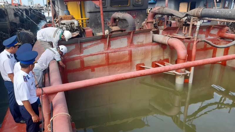 Bộ Tư lệnh Vùng Cảnh sát biển 3 bắt giữ nhiều phương tiện vận chuyển cát và dầu DO không rõ nguồn gốc