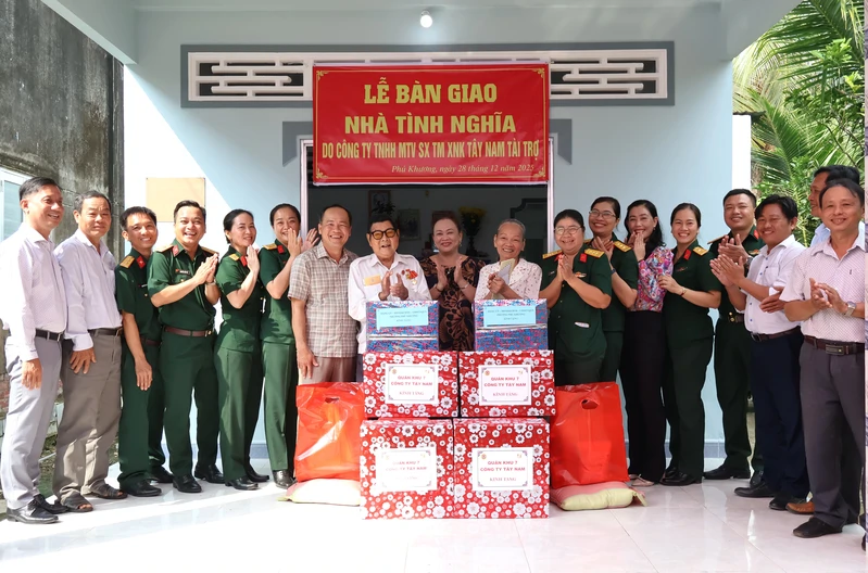 Công ty Tây Nam bàn giao nhà tình thương tại tỉnh Vĩnh Long