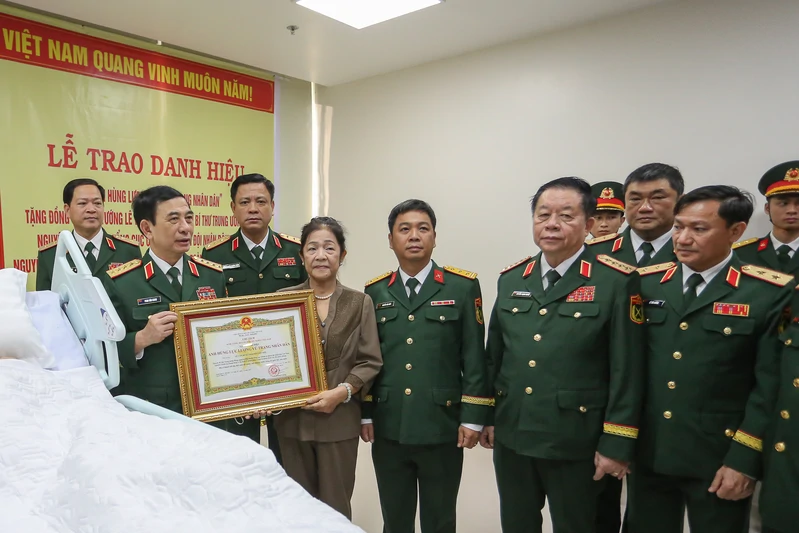 Đại tướng Phan Văn Giang trao danh hiệu Anh hùng LLVT Nhân dân tặng Đại tướng Lê Văn Dũng