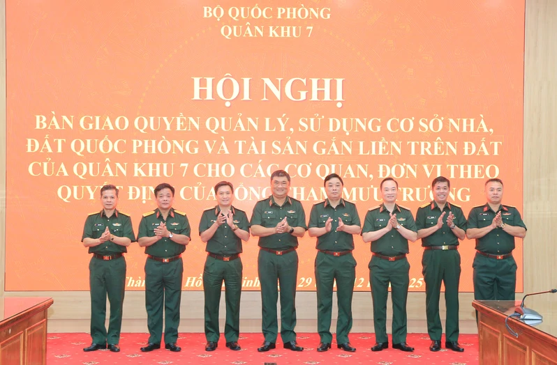 Quân khu 7 bàn giao quyền quản lý, sử dụng cơ sở nhà đất quốc phòng cho các cơ quan, đơn vị 