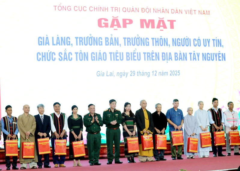 Tổng cục Chính trị QĐND Việt Nam gặp mặt già làng, chức sắc tôn giáo tiêu biểu trên địa bàn Tây Nguyên