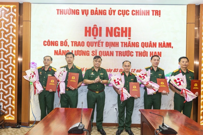 Thường vụ Đảng ủy Cục Chính trị Quân khu trao quyết định thăng quân hàm, nâng lương sĩ quan trước thời hạn
