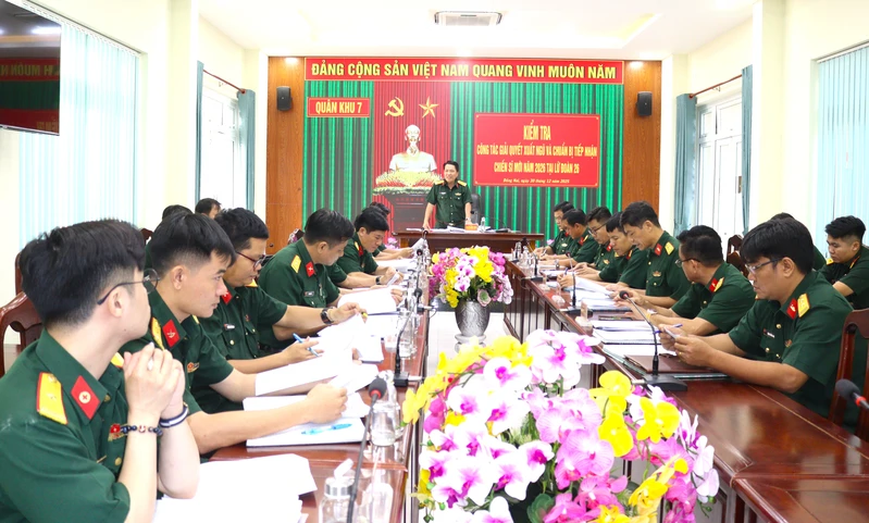 Quân khu 7 kiểm tra công tác giải quyết quân nhân xuất ngũ và chuẩn bị tiếp nhận chiến sĩ mới tại Lữ đoàn 26 
