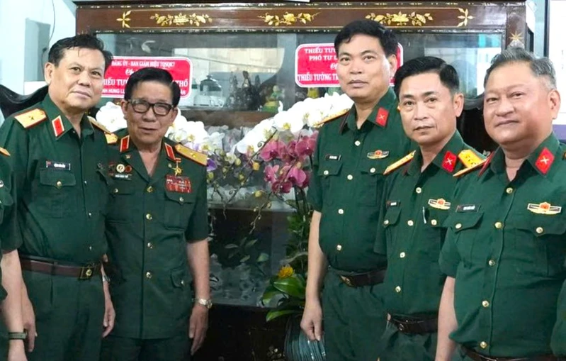 Bộ Tư lệnh Quân khu 7 chúc mừng Thiếu tướng Trần Ngọc Thổ được phong tặng danh hiệu Anh hùng LLVT Nhân dân