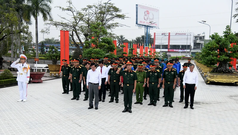 Đoàn đại biểu Quân khu 7 viếng nghĩa trang liệt sĩ Long An (tỉnh Tây Ninh) nhân kỷ niệm 80 năm Ngày truyền thống LLVT Quân khu