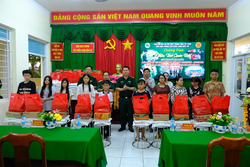 Đồn Biên phòng cửa khẩu cảng Bến Lức trao 200 phần quà cho học sinh có hoàn cảnh khó khăn
